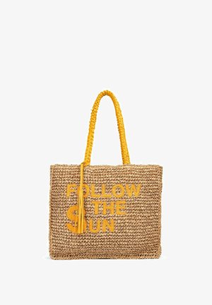 Borsa a tracolla in paglia intrecciata con testo giallo "SEGUITA IL SOLE", manico intrecciato giallo e dettaglio con nappina. Forma rettangolare con superficie strutturata.