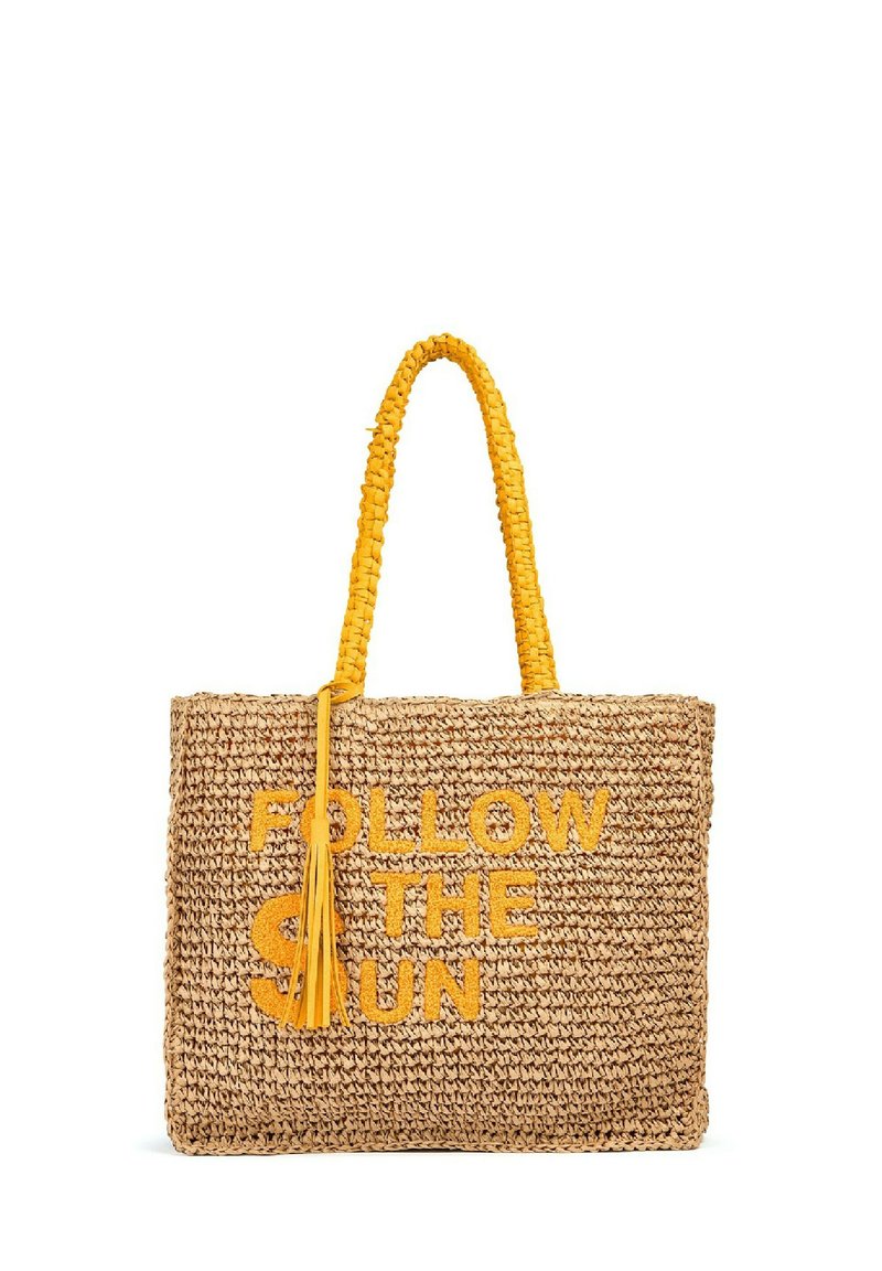 Borsa a tracolla in paglia intrecciata con testo giallo "SEGUITA IL SOLE", manico intrecciato giallo e dettaglio con nappina. Forma rettangolare con superficie strutturata.