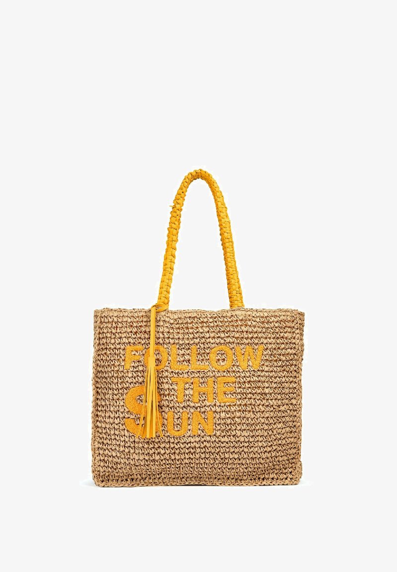 Borsa a tracolla in paglia intrecciata con testo giallo "SEGUITA IL SOLE", manico intrecciato giallo e dettaglio con nappina. Forma rettangolare con superficie strutturata.