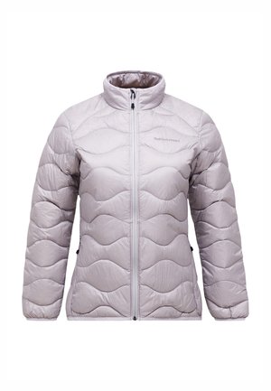 Lysegrå polstret jakke med høj krave, der har bølget quiltet tekstur, lynlåslukning foran og sidelommer. Reflekterende logodetalje på brystet.