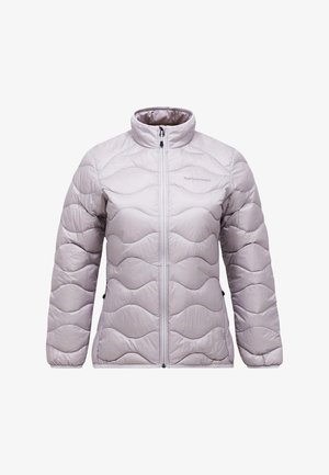 Lysegrå polstret jakke med høj krave, der har bølget quiltet tekstur, lynlåslukning foran og sidelommer. Reflekterende logodetalje på brystet.