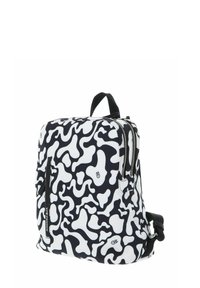 Sac à dos à motifs noir et blanc avec une texture lisse, deux compartiments zippés, une poignée supérieure et une sangle réglable.