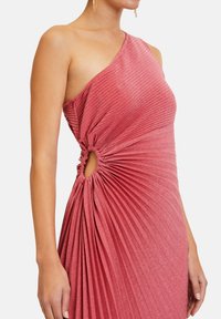 Vestido asimétrico de un solo hombro en tela metálica rosa, con pliegues y detalle de corte en la cintura para un look texturizado y drapeado.