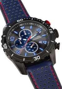 Montre chronographe avec un boîtier en métal noir, un cadran gris foncé, des accents bleus et un bracelet en cuir bleu perforé avec des surpiqûres rouges.