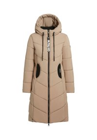 Beige vadderad jacka med huva, diagonalt quiltat mönster, svarta detaljer på fickorna, central dragkedja och framträdande varumärkesetikett på framsidan.