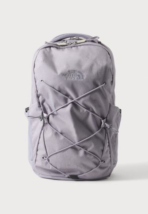 Lyse lilla North Face Jester rygsæk med elastisk snor foran, sidelommer i mesh og dobbelte lynlåse.