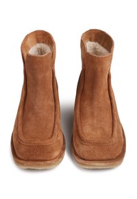 Braune Wildleder-Stiefeletten mit glatter Textur, quadratischer Zehenpartie und weicher Innenpolsterung. Merkmale ein minimalistisches Design und eine flache Sohle.