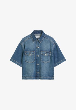 Kurzarm-Denimjacke in Hellblau mit Kragen, zwei Brusttaschen und silberner Knopfleiste vorne. Hat eine lockere Passform.