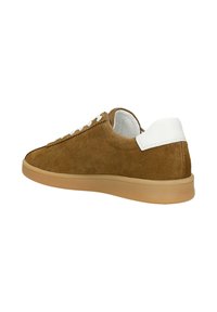 Bruine suède sneaker met witte hielstuk, witte veters en lichtbruine rubberen zool, gezien vanaf de zijkant en achterkant.
