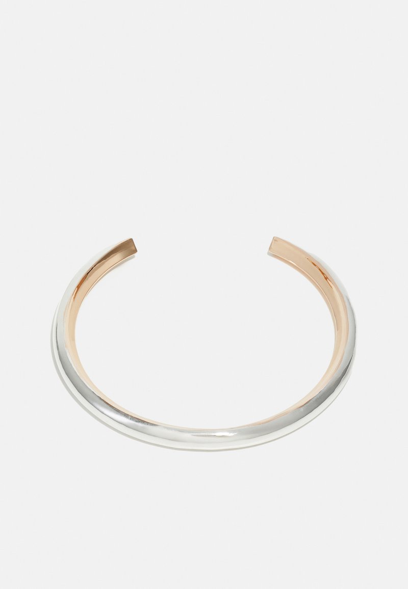 Bracciale a maniche in argento e oro rosa con una finitura metallica liscia, caratterizzato da un design minimalista e estremità aperte per una taglia regolabile.