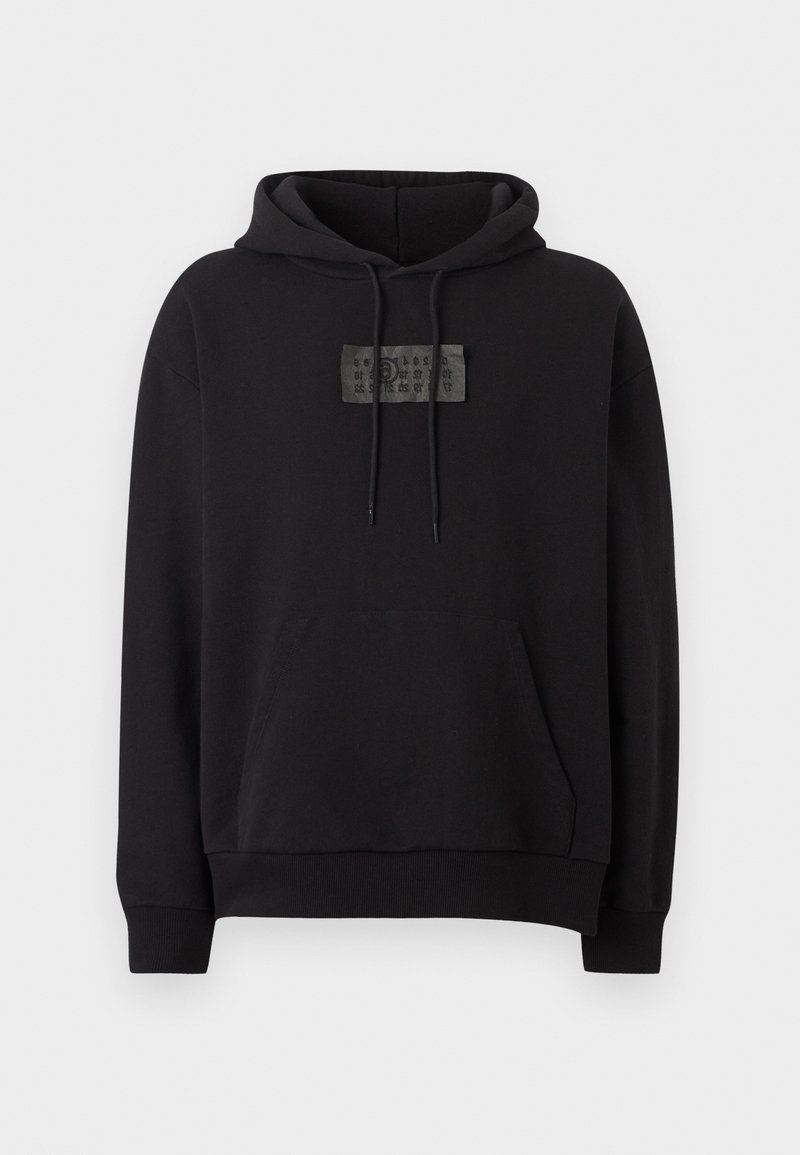 Schwarzer Kapuzenpullover mit Fronttasche und Kordelzug, mit einem kleinen rechteckigen Aufnäher mit dezent geprägtem Text auf der Brust.