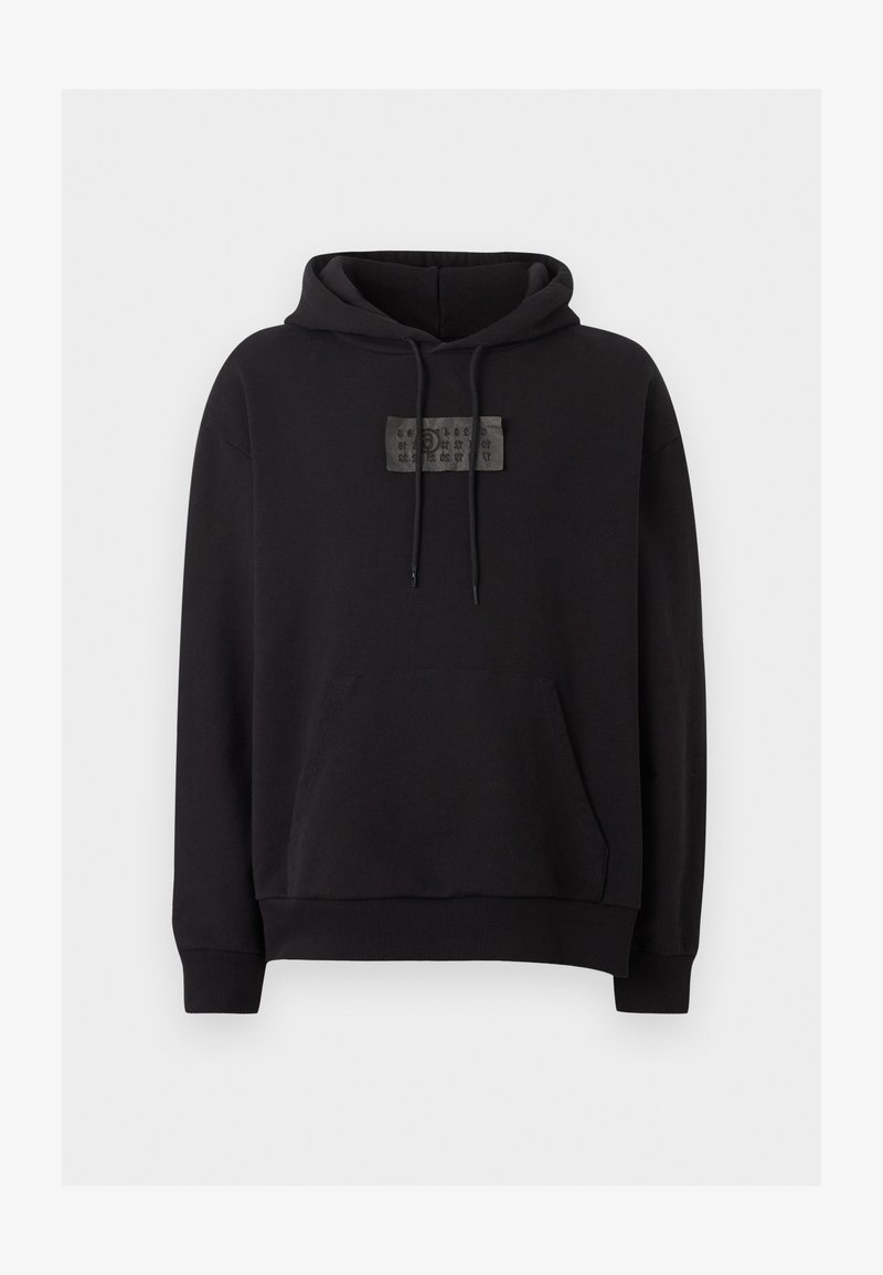 Schwarzer Kapuzenpullover mit Fronttasche und Kordelzug, mit einem kleinen rechteckigen Aufnäher mit dezent geprägtem Text auf der Brust.