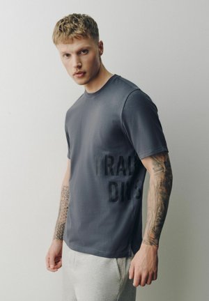 Next, REGULAR FIT - ACTIVE TRAINING DIVISION T-SHIRT . - Nyomott mintás póló - slate grey