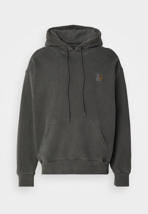 Ciemnoszara bluza z kapturem typu pullover z przednią kieszenią kangurką, kapturem ze sznurkiem, prążkowanymi mankietami i dołem oraz małą kwadratową naszywką z logo na piersi.
