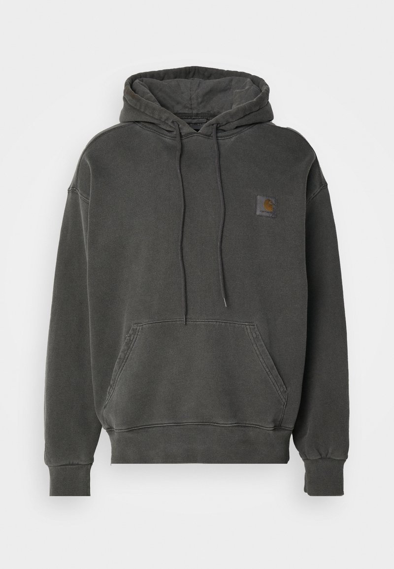 Sweat à capuche gris foncé avec poche kangourou devant, capuche à cordon, poignets et ourlet côtelés, et petite étiquette logo carrée sur la poitrine.