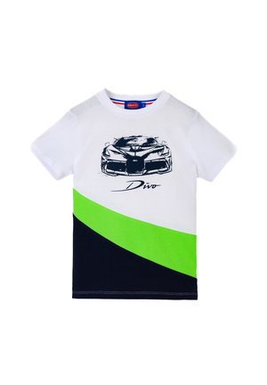 T-shirt bianca in cotone con illustrazione di un'auto nera sulla parte anteriore, caratterizzata da blocchi di colore diagonali verde e blu navy. Accentata con il testo "Divo".