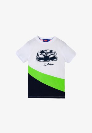 T-shirt bianca in cotone con illustrazione di un'auto nera sulla parte anteriore, caratterizzata da blocchi di colore diagonali verde e blu navy. Accentata con il testo "Divo".