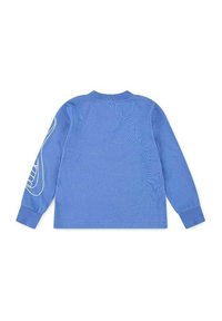 Maglione blu a maniche lunghe con polsini e colletto a coste, caratterizzato da un motivo a maglia testurizzato e una grafica a contrasto sulla manica sinistra.