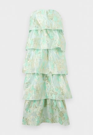 Žalios mėtos spalvos be petnešėlių suknelė su sluoksniais ir metaliniu auksiniu gėlių raštu, eksponuojama prieš paprastą baltą foną.