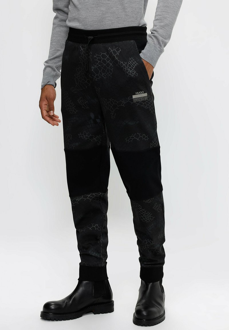 Herren Trainingsanzüge | HUGO DINSBURY Jogginghose black/schwarz - NT33387 Herren Trainingsanzüge | HUGO DINSBURY Jogginghose black/schwarz - NT33387