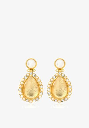 Boucles d'oreilles goutte en or avec un centre texturé, entourées de perles alternées et de pierres précieuses transparentes, surmontées de clous ronds en perle.
