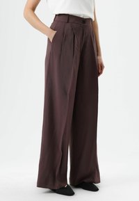 Wijde broek in donker aubergine, met een hoge taille, plooien, zijzakken en een sluiting met een enkele knoop. Glad, lichtgewicht materiaal.