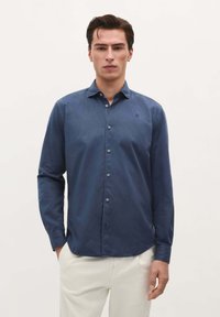 Dunkelblaues Langarmhemd aus glattem Stoff, mit Button-Down-Kragen und vorderem Knopfverschluss, mit dezentem Logodetail.