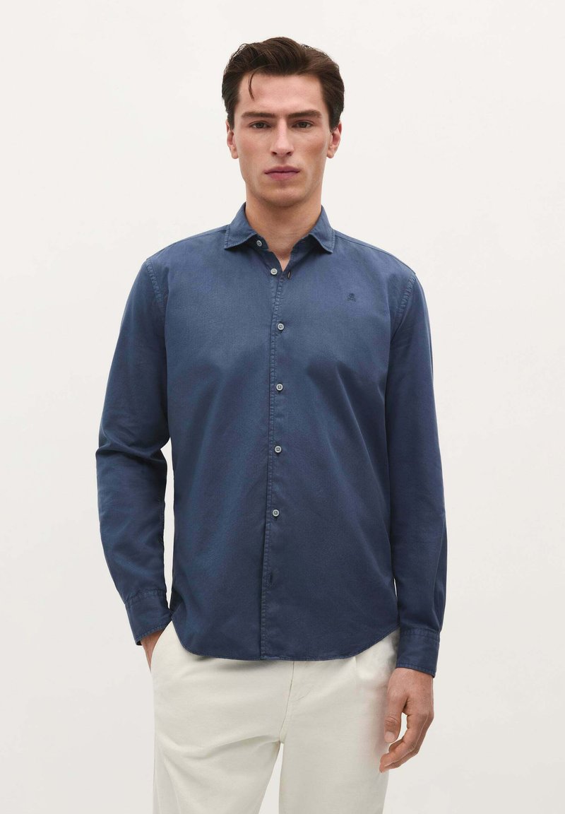 Dunkelblaues Langarmhemd aus glattem Stoff, mit Button-Down-Kragen und vorderem Knopfverschluss, mit dezentem Logodetail.