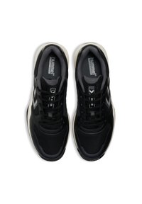 Czarne sportowe sneakersy z siateczkową i syntetyczną cholewką, szarymi akcentami, sznurowaniem oraz białą gumową podeszwą. Teksturowane panele i branding na języku.