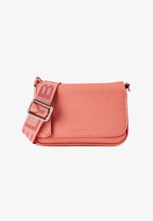 Koraalroze, gestructureerde leren crossbodytas met verstelbare brede stoffen riem met merkletters en zilveren gesp.