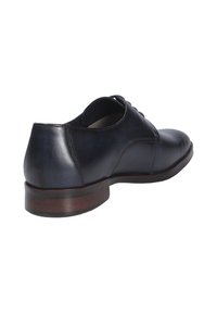 Zwarte leren dresschoenen met een gladde textuur, ronde neus, vetersluiting en een lage, bruine houten hak.