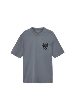 Pilkas trumpomis rankovėmis medvilninis marškinėliai su juodu stilizuotu logotipu ant kairės krūtinės. Apvalus kaklas. Reguliari forma. Lygaus tekstūros.