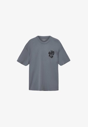 Pilkas trumpomis rankovėmis medvilninis marškinėliai su juodu stilizuotu logotipu ant kairės krūtinės. Apvalus kaklas. Reguliari forma. Lygaus tekstūros.