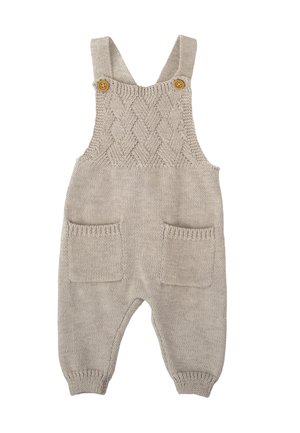 Mono de punto beige con un patrón de trenzas, tirantes ajustables, dos bolsillos delanteros y puños acanalados en los tobillos. Fabricado con un material suave y texturizado.