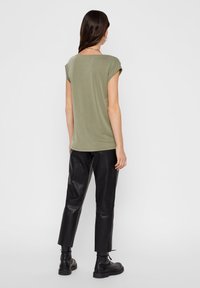 Pieces T-shirt básica - deep lichen green