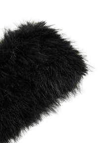 Čierny umelý kožušinový materiál s dlhými, jemnými chlpmi, ktorý vykazuje hustú a nadýchanú textúru. Vlákna sa líšia dĺžkou, čo vytvára vrstvený vzhľad.