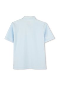 Polo-shirt bleu clair à manches courtes avec un col plat, fabriqué en tissu doux. Présente une texture unie et un ourlet droit sans aucune embellissement.
