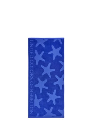 Blaues Strandtuch mit hellblauen Seesternmustern und dem Schriftzug "UNITED COLORS OF BENETTON" am linken Rand.