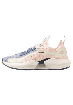 Vue latérale d'une sneaker Reebok pastel rose et bleue avec une semelle blanche épaisse et un design à lacets.