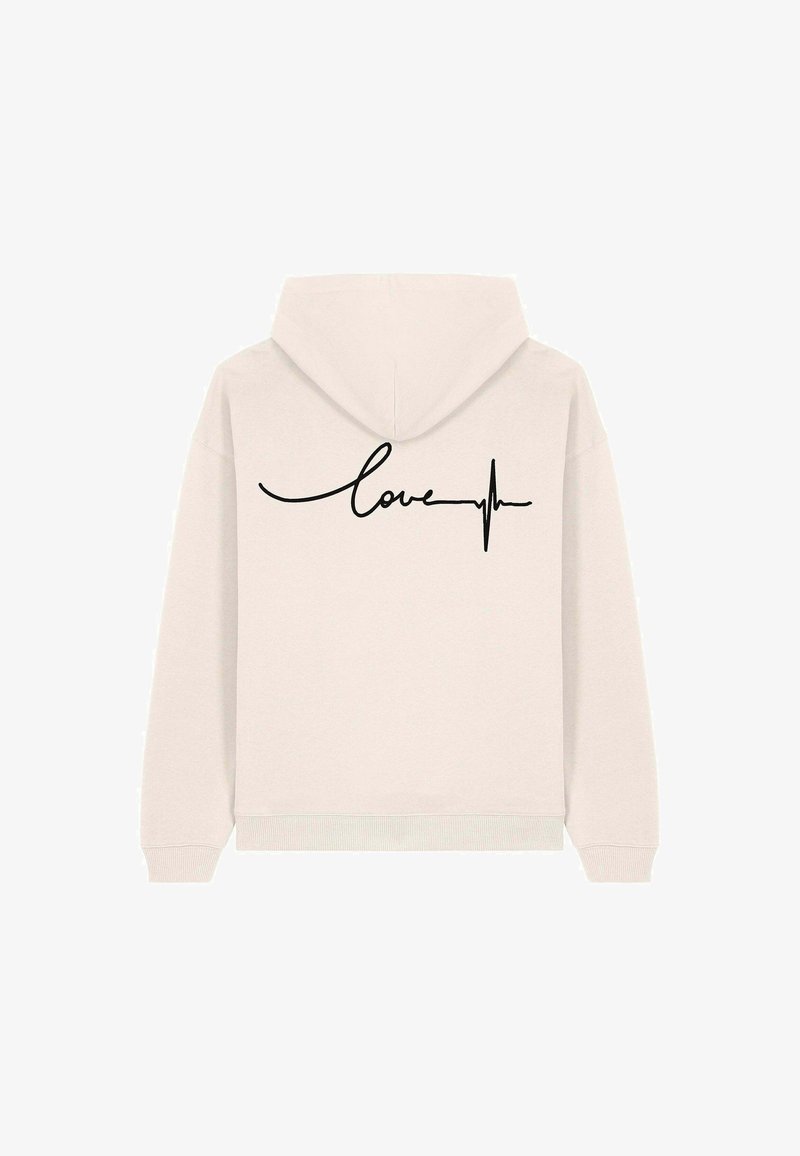 Světle béžová mikina s kapucí s designem na přetáhnutí přes hlavu. Na zadní straně je černý kurzívou napsaný text "love" s akcentem ve tvaru EKG linie, který probíhá vodorovně.