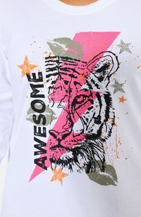 T-shirt blanc présentant le visage d'un tigre avec des éléments graphiques, incluant le mot "AWESOME" en noir et des accents colorés de rose, orange et vert.