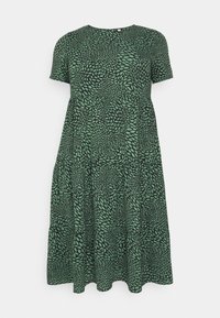 Vihreä lyhythihainen mekko, jossa on lehtikuosi, pyöreä kaula-aukko ja pehmeästä kankaasta valmistettu kerroksellinen A-linjainen siluetti.