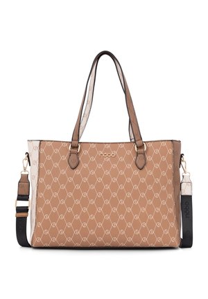 Bolso tote marrón con patrón, con asas dobles y correa de hombro negra desmontable, con un diseño sutil de logo repetido y emblema de marca dorado.