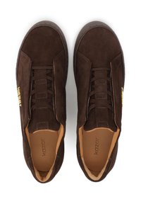 Sneakers din suede maro cu sireturi elastice, accent cu logo auriu și interior bej deschis. Vârf rotunjit și talpă plată din cauciuc.