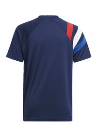 Camiseta atlética de color azul marino con mangas cortas de tipo raglán, con franjas diagonales en rojo, blanco y azul en el hombro y textura suave.