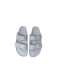 Infradito bianchi in plastica con due cinturini regolabili e fibbie. Superficie liscia con una soletta sagomata per il comfort. Suola piatta.