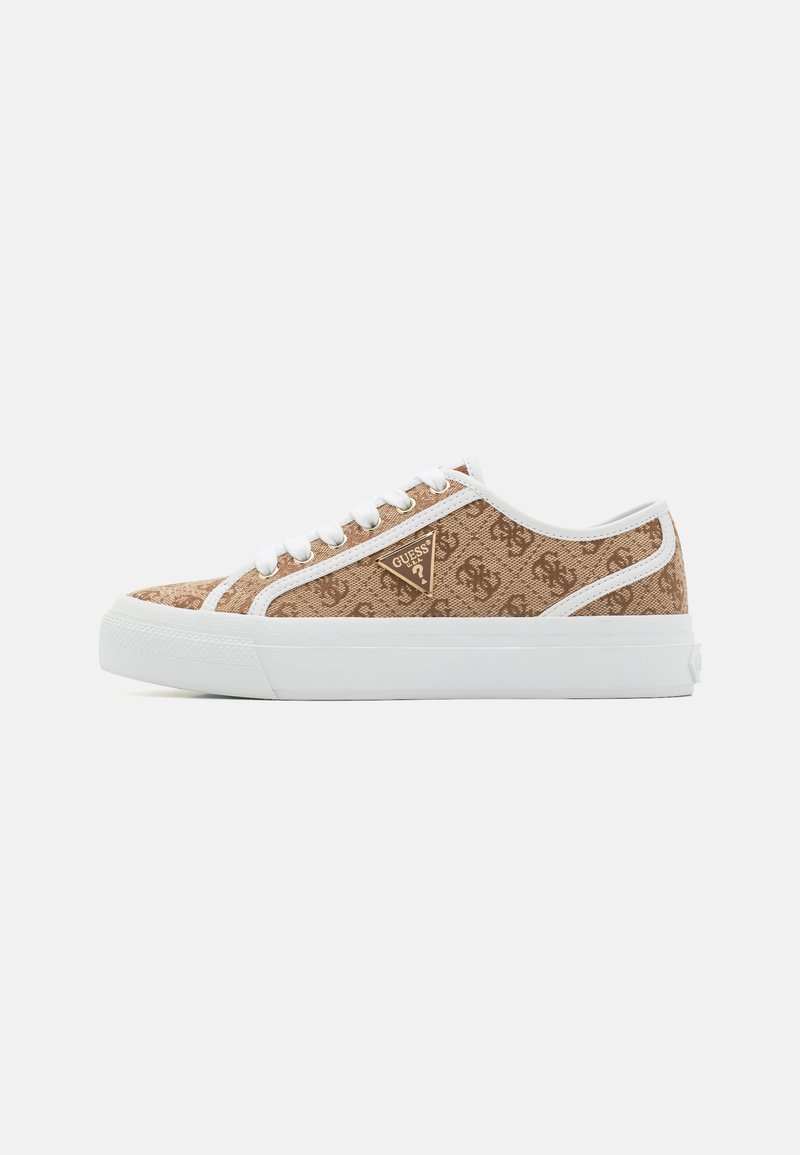 Bruna canvas sneakers med ett upprepat logomönster, vit gummisula och vita snörningar. Guldlogotyp på sidan.