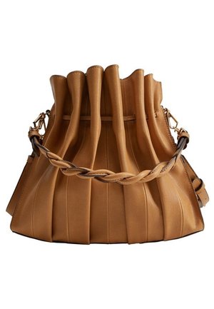 Brązowa plisowana skórzana torba na ramię z oplecionym skórzanym uchwytem i metalowymi elementami w złotym kolorze, na białym tle.