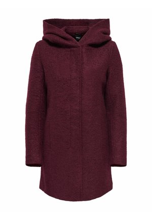 Manteau à capuche bordeaux en tissu texturé et doux, fermeture à bouton sur le devant, manches longues, avec une coupe décontractée et sans motifs visibles.