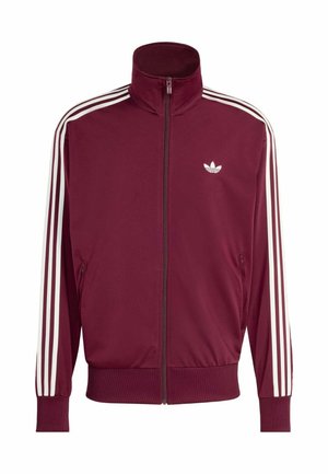 Mørkerød treningsjakke med glidelås og høy krage, hvite striper langs ermene og liten hvit logo på brystet. Glatt stofftekstur.